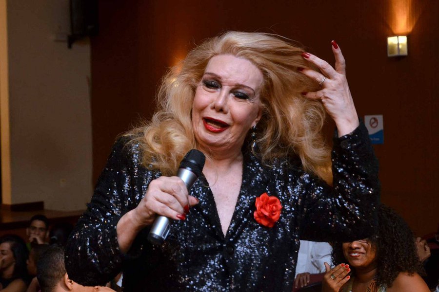 A atriz Rogéria, de 74 anos, teve uma melhora em seu quadro de saúde e agora está respirando sem aparelhos; segundo seu empresário, Alexandro Haddad, ela teve uma recuperação "milagrosa" neste sábado, depois de ter uma crise convulsiva e ser entubada na tarde de ontem; a atriz transgênero foi internada na Casa de Saúde Pinheiro Machado na manhã de quinta-feira (13), com um quadro de infecção urinária; ontem, no entanto, foi constatado um quadro de pneumonia, e ela teve que ser entubada no centro de tratamento intensivo do hospital