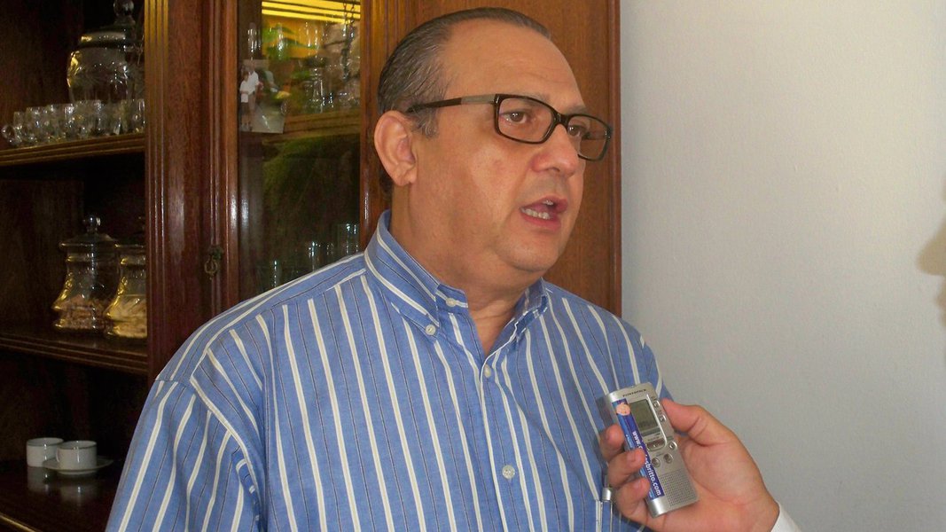 O ex-deputado federal Jorge Khoury (DEM) foi confirmado para assumir o comando do Sebrae na Bahia; ele teve aprovação de 30 dos 39 parlamentares que compõem a bancada baiana na Câmara dos Deputados; apenas os deputados do PT e do PCdoB não apoiaram seu nome para o cargo; o posto era disputado entre Khoury e o vereador (licenciado) de Salvador Paulo Câmara (PSDB), que acabou sendo designado para a Secretaria Nacional de Assuntos Federativos, autarquia do Ministério da Secretaria de Governo da Presidência da República, pasta que tem como ministro o também baiano Antônio Imbassahy (PSDB)