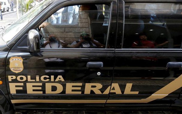 Publicitários pernambucanos André Gustavo Vieira da Silva e o irmão dele, Antônio Carlos Vieira da Silva Júnior, ligados à empresa Arcos Comunicação, foram presos nesta quinta-feira (27) pela Policia Federal no 42º desdobramento da Operação Lava Jato; André Gustavo foi preso no aeroporto ao tentar embarcar para Brasília, já Antônio Carlos foi detido em sua residência, no Recife; eles são suspeitos de atuarem como intermediários do ex-presidente do Banco do Brasil e da Petrobras Aldemir Bendine, que também foi preso pela suspeita de envolvimento no esquema investigado