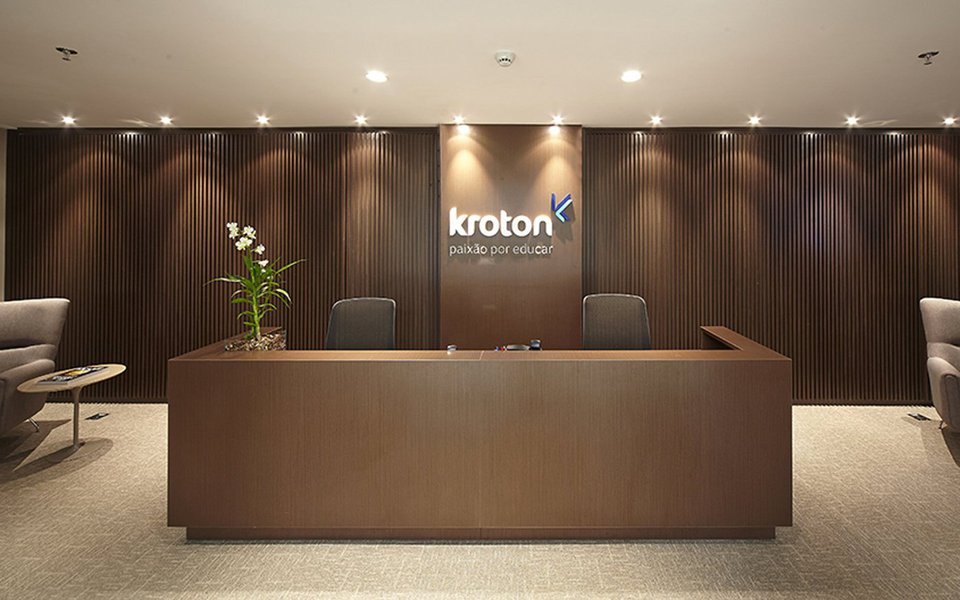 A Kroton Educacional pode ter que decidir se sua proposta de compra da Estácio Participações por US$ 1,8 bilhão vale a pena mesmo se não levar a nenhum ganho de participação de mercado; Kroton, que atende 1 milhão de estudantes, pode ser obrigada pelo Cade a vender o negócio de ensino presencial de sua unidade Anhanguera e a divisão de ensino à distância da Estácio, disseram as pessoas, que pediram anonimato por estarem discutindo negociações confidenciais; propostas do Cade podem ser duras o suficiente para ameaçar a transação