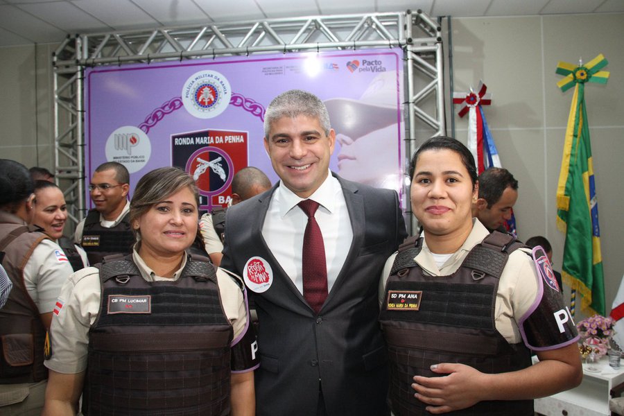 A Ronda Maria da Penha, serviço destinado à proteção e acompanhamento de mulheres vítimas de violência de gênero, foi implantada no município de Vitória da Conquista na manhã desta segunda-feira (19); a unidade possui 10 policiais já capacitados para atuar com o público fragilizado; a maior cidade do sudoeste baiano também ganhou uma nova sede da Delegacia de Tóxicos e Entorpecentes (DTE); ambas ficam localizadas no Distrito Integrado de Segurança Pública (Disep), no bairro Jurema