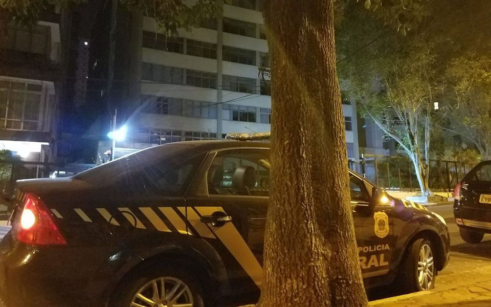 Polícia Federal (PF) deflagrou a operação Ostrich contra um esquema de fraudes ao Benefício da Prestação Continuada (BPC) da Lei Orgânica da Assistência Social (Loas), garantia de um salário mínimo mensal a idosos e pessoas com deficiência carentes; prejuízo aos cofres públicos é de pelo menos R$ 14 milhões, mas segundo a PF, o rombo pode ser dez vezes maior do que essa quantia; estão sendo cumpridos seis mandados de busca e apreensão, três mandados de condução coercitiva e três mandados judiciais de medidas alternativas à prisão