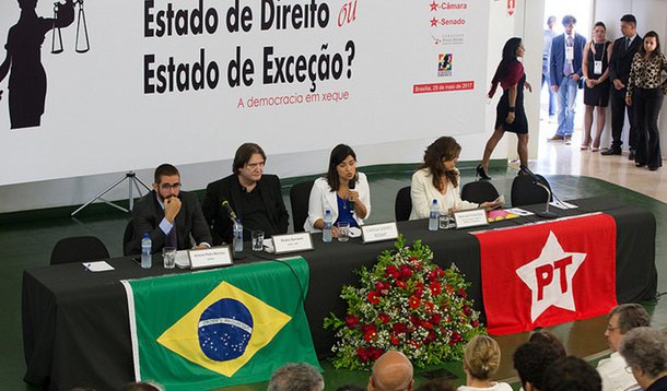 É preocupante “o uso excessivo da excepcionalidade jurídica por membros do Ministério Público e do Judiciário, fraturando a essência constitucional e convencional das garantias do Justo Processo e dos princípios elementares que o acompanham em qualquer sociedade democrática”; esta é a essência da “Carta de Brasília”, assinada nessa segunda-feira,  29, por juristas, advogados e lideranças políticas que participaram, na UnB, do seminário "Estado de Direito ou Estado de Exceção? A Democracia em Xeque"; leia o documento na íntegra 