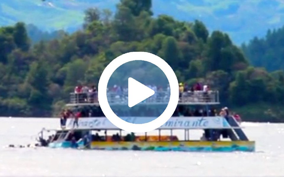 Ao menos nove pessoas morreram e 28 foram consideradas desaparecidas após o naufrágio de um barco com 170 turistas a bordo, por causas ainda investigadas, em uma represa no nordeste da Colômbia; acidente aconteceu na represa Embalse Peñol-Guatapé, localizada no departamento de Antioquia; naufrágio do barco de três andares aconteceu em um momento de grande fluxo de turistas, que aproveitaram o feriado desta segunda-feira no país para sair de suas cidades e aproveitar o fim de semana prolongado