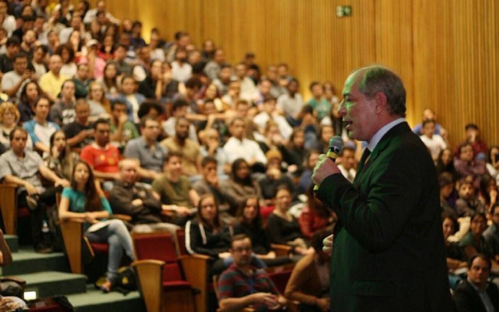 Pré-candidato do PDT à presidência da República, o ex-ministro Ciro Gomes está fazendo uma série intensa de palestras de norte a sul do País para pavimentar sua candidatura. O combustível principal é o trágico governo de Michel Temer; em palestra na Universidade Federal do ABC, Ciro ironizou Temer e a reforma da Previdência: "O 'seu' Temer se aposentou três vezes aos 50 anos. Só conto isso hoje em dia porque quero esculhambar esses canalhas que estão aí"