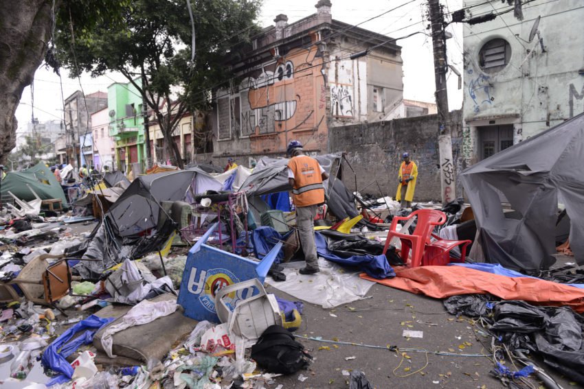 A solução só pode vir de forma conjunta. Da reunião regular e sistemática de agentes públicos de saúde, familiares 'encontráveis' da população de rua usuária de drogas, representantes de forças de segurança. E psicólogos, mas com boa formação humanista