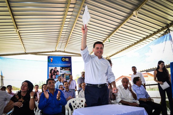 Mais um destino da Caravana do Goiás na Frente, o município de Mambaí foi beneficiado com liberação de R$ 2,5 milhões em recursos do governo estadual, convênio assinado pelo governador Marconi Perillo com o prefeito Joaquim Barbosa Filho; foi autorizada suplementação de R$ 300 mil no crédito do Banco do Povo. Foi entregue, ainda, R$ 280 mil em Cheques Mais Moradia; pelo convênio, Mambaí terá R$ 2 milhões para investir na pavimentação e recuperação asfáltica, promover melhorias na creche e em uma escola municipal