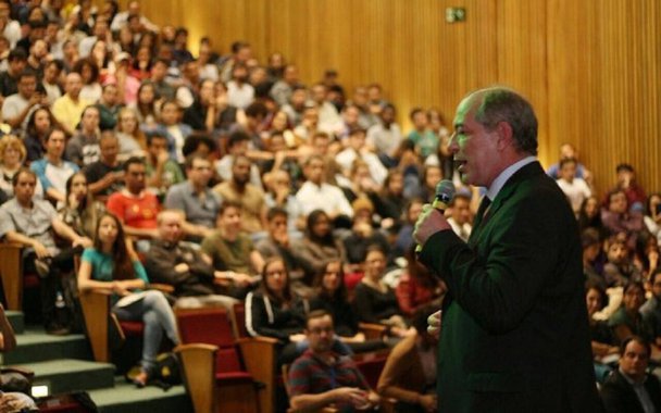 Pré-candidato do PDT à presidência da República, o ex-ministro Ciro Gomes está fazendo uma série intensa de palestras de norte a sul do País para pavimentar sua candidatura. O combustível principal é o trágico governo de Michel Temer; em palestra na Universidade Federal do ABC, Ciro ironizou Temer e a reforma da Previdência: "O 'seu' Temer se aposentou três vezes aos 50 anos. Só conto isso hoje em dia porque quero esculhambar esses canalhas que estão aí"