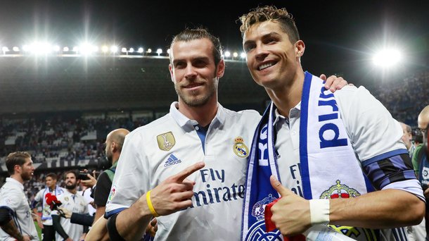 Real Madrid conseguiu um feito inédito ao se tornar o primeiro bicampeão da Liga dos Campeões. O campeão espanhol batei o combinado italiano da Juventus por 4 a 1 e levou o campeonato pela 12ª vez em sua história. O atacante Cristiano Ronaldo foi a estrela do jogo ao marcar 2 gols durante a partida; CR7, como é conhecido, fez 12 gols durante a competição e se consagrou na artilharia; os dois tentos resultaram, ainda, no gol de número 500 do Real Madrid na Liga dos Campões e o de número 600 na carreira do jogador.