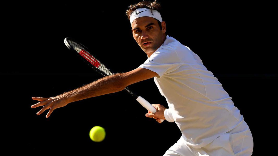 A 23 dias de seu 36º aniversário, Federer se tornou o campeão masculino de simples mais velho em Wimbledon na era profissional