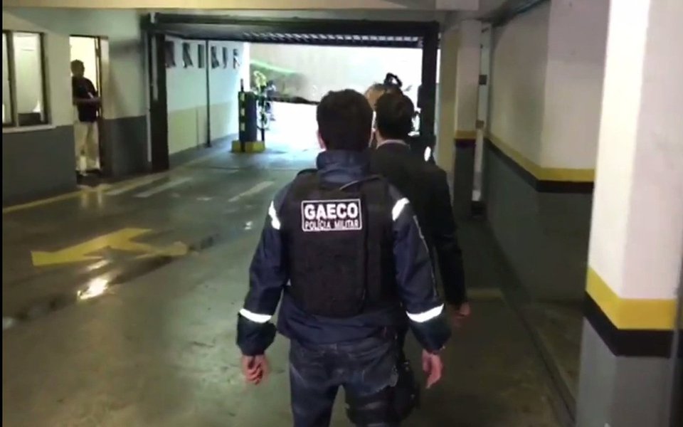 
O Grupo de Atuação Especial de Combate ao Crime Organizado (Gaeco) faz uma operação contra irregularidades na concessão de alvarás na Secretaria de Urbanismo de Curitiba; as ordens judiciais foram cumpridas na capital e em Colombo, na região metropolitana; pessoas ligadas a funcionários demitidos da pasta teriam recebido vantagens indevidas com o objetivo de facilitar trâmites burocráticos para liberação de alvarás e licenciamentos e transferência de imóveis, apontaram as investigações
