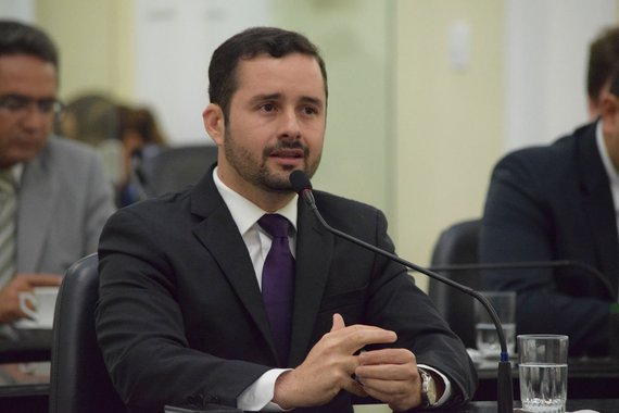 Circula nos bastidores informação de que partidos que dão apoio ao prefeito de Maceió, Rui Palmeira (PSDB) fazem reunião nesta sexta-feira (7) para definir quem poderá enfrentar o governador Renan Filho (PMDB), eventual candidato à reeleição, em 2018; atualmente, o grupo é formado, entre outros, pelo PR de Mauricio Quintella, o PP de Benedito de Lira, PROS de Bruno Toledo, PSDB, de Teotonio Vilela Filho e o DEM, de José Thomaz Nono; caciques do grupo já não apostam numa candidatura de Rui Palmeira ao governo; presidente do PROS, deputado estadual Bruno Toledo reconhece que o “problema” existe; “Acredito que o melhor nome hoje para formar um palanque de oposição em 2018 é o de Rui Palmeira. Mas se ele não for candidato, teremos outros nomes que poderão ocupar esse espaço”, avisa