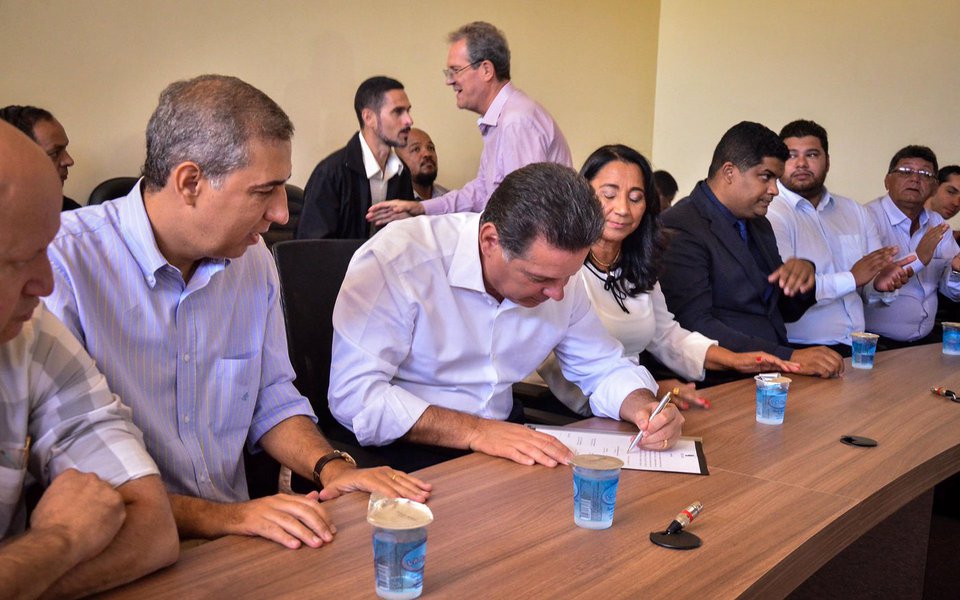 A população de Novo Gama (194 quilômetros de Goiânia), município da Região do Entorno do Distrito Federal, recebeu o governador Marconi Perillo e comitiva com o programa Goiás na Frente; o chefe do executivo autorizou a liberação de R$ 7,4 milhões que serão aplicados na construção do Paço Municipal, na recuperação asfáltica e na pavimentação de ruas da cidade; segundo o executivo, por meio do Goiás Na Frente, serão investidos R$ 6,6 bilhões em recursos públicos em obras de infraestrutura econômica e social no estado