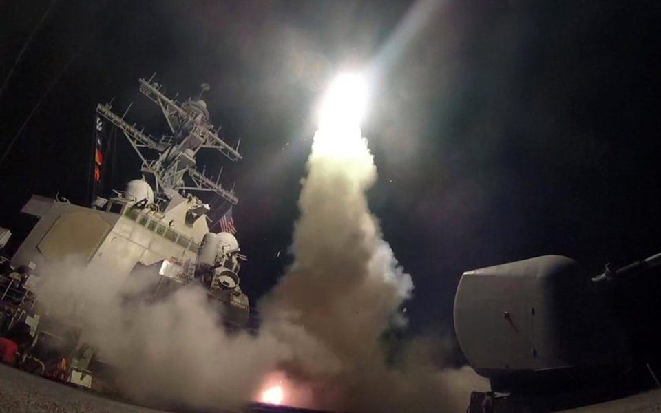 Navios da Marinha dos EUA dispararam tiros de aviso contra navios do Irã no golfo Pérsico; incidente aconteceu após um navio iraniano se ter aproximado à distância de 137 metros de um navio da Marinha dos EUA, o USS Thunderbolt disparou tiros de aviso depois de realizar, sem sucesso uma tentativa de comunicação por rádio