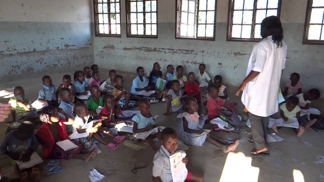 Unesco estima que escolarizar todos os adultos reduziria a pobreza no planeta à metade; no entanto, as estatísticas da agência da ONU para a educação e cultura mostram crescimento da taxa de jovens fora da escola em muitos países; de acordo com a Unesco, "a educação é a alavanca central para acabar com a pobreza em muitas regiões do mundo"