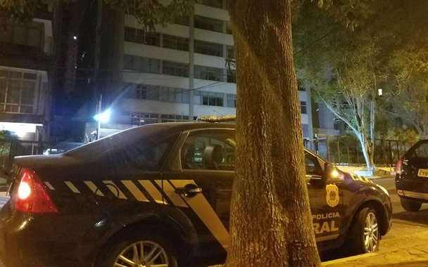Polícia Federal (PF) deflagrou a operação Ostrich contra um esquema de fraudes ao Benefício da Prestação Continuada (BPC) da Lei Orgânica da Assistência Social (Loas), garantia de um salário mínimo mensal a idosos e pessoas com deficiência carentes; prejuízo aos cofres públicos é de pelo menos R$ 14 milhões, mas segundo a PF, o rombo pode ser dez vezes maior do que essa quantia; estão sendo cumpridos seis mandados de busca e apreensão, três mandados de condução coercitiva e três mandados judiciais de medidas alternativas à prisão