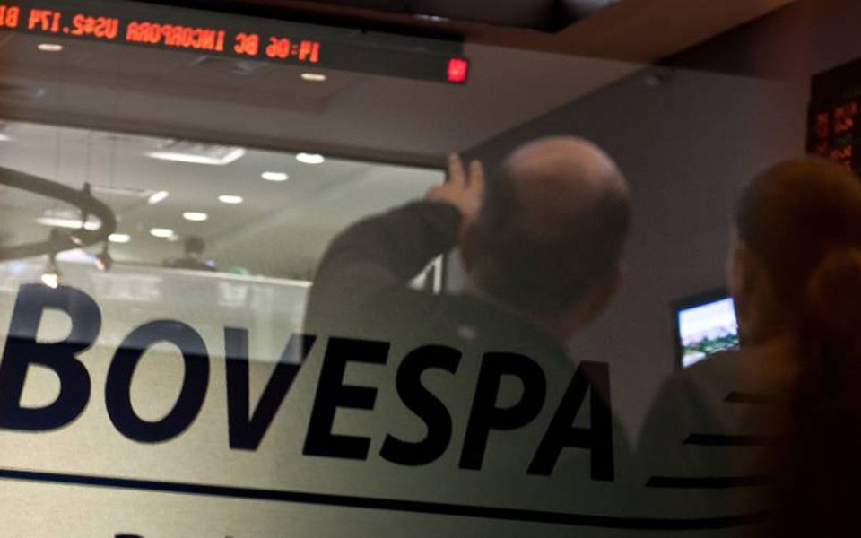 Ibovespa opera em alta de 0,90%, aos 63.500 pontos, impulsionado pelo crescente rumor de que a chapa Dilma-Temer será absolvida no julgamento do TSE, que foi retomado na manhã desta quarta-feira (7); no mesmo horário, os contratos de dólar futuro com vencimento em julho operavam em baixa de 0,20%, cotados a R$ 3,290