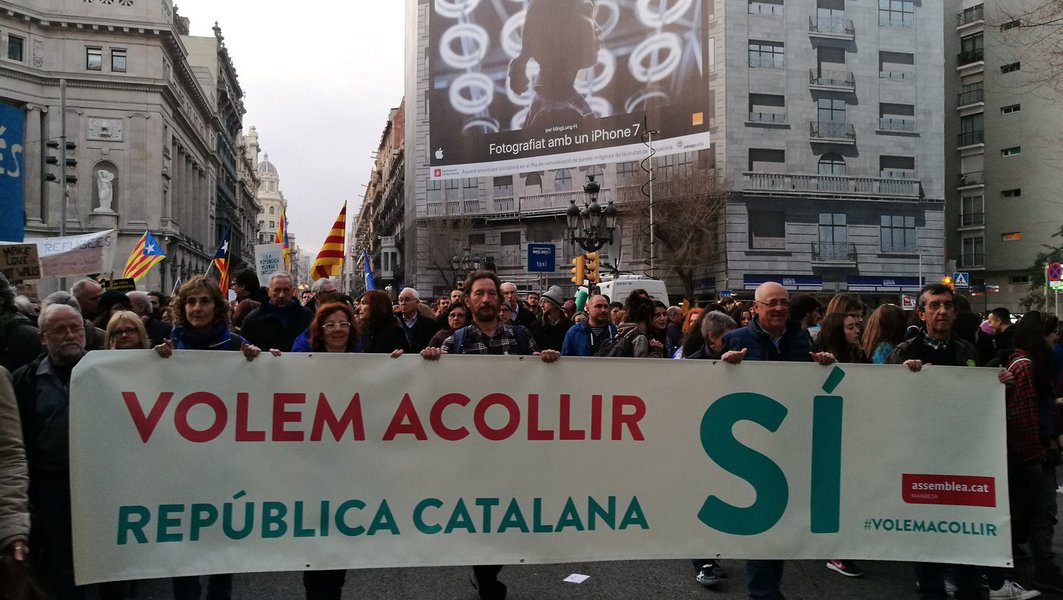 Presidente do governo espanhol, Mariano Rajoy, assegurou que não haverá nenhum referendo no dia 1º de outubro na Catalunha, porque a iniciativa unilateral é inconstitucional e ilegal"; declaração foi feita após os últimos passos acelerados do governo catalão em direção a uma ruptura com a Espanha; "Ninguém pode pretender que se negocie a ruptura de uma Constituição, que é patrimônio de todos os espanhóis", afirmou o líder conservador