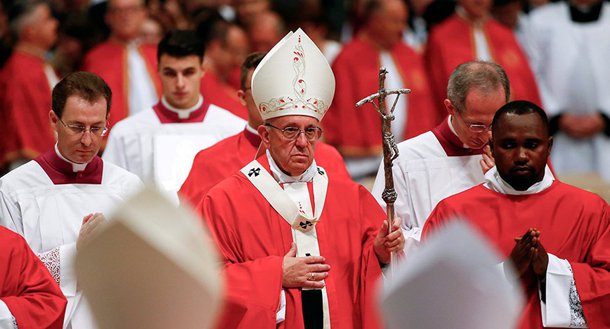 O Vaticano está estudando elaborar uma nova doutrina que excomungaria os católicos que estiveram associados com a máfia e a corrupção; a Santa Sé já realizou a primeira conferência da sua história sobre a luta contra a corrupção e o crime organizado. Promotores, bispos, vítimas de violência e funcionários da Organização das Nações Unidas (ONU) participaram; Vaticano disse em um comunicado neste sábado (17) que é necessário desenvolver uma nova doutrina jurídica da Igreja Católica sobre a "excomunhão por corrupção e associação com a máfia"