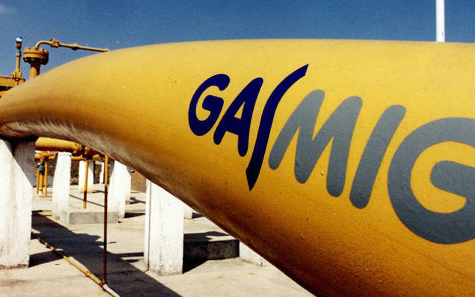 A Cemig continua com o plano de vender pelo menos parte de sua participação na distribuidora mineira de gás natural, a Gasmig; a Cemig colocou à venda 49% da ações ON e 100% das PN da Gasmig, que, segundo a estatal, possui um valor de mercado de R$ 1,2 bilhão; o diretor de Finanças e Relações com Investidores da companhia, Adézio de Almeida Lima, afirmou que o ativo é “o terceiro ou quarto mais importante” do plano de desinvestimentos da elétrica. “Talvez o terceiro”, disse ele
