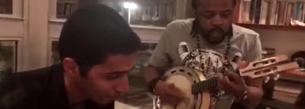 Os músicos e compositores Xande de Pilares e Mosquito criaram um samba em que pedem que os 513 deputados federais votem pela sápida de Michel Temer do Planalto; gravada na casa da produtora Paula Lavigne, no Rio, a música se baseia em uma composição conjunta elaborada de improviso por um grupo de artistas há cerca de uma semana; "513, Fora Temer é o assunto, então vamos gritar: Xô vampirão, não dá mais pra aturar: Xô vampirão, é preciso mudar, pro Brasil melhorar: Xô vampirão", diz trecho da letra