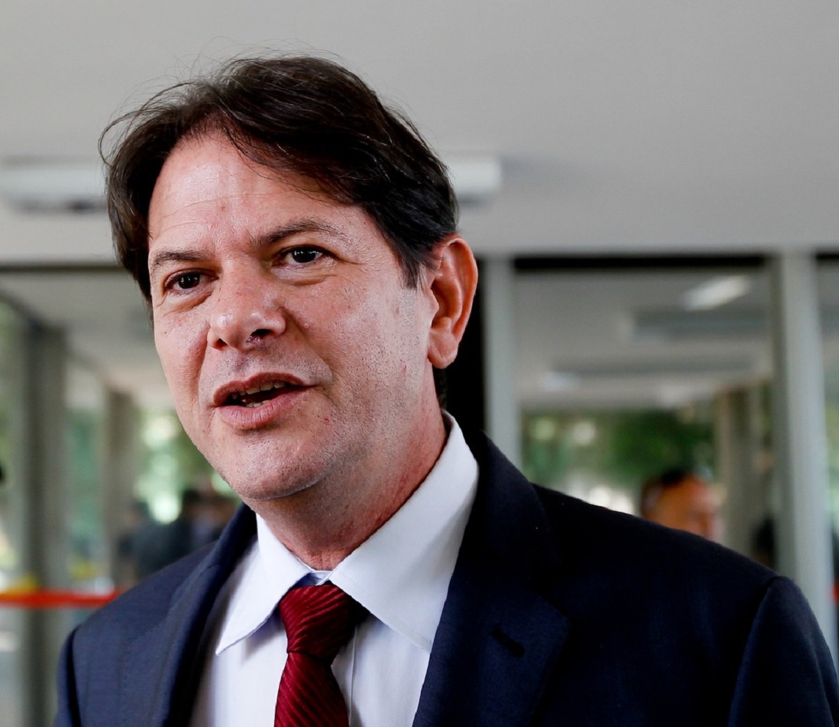 O ex-governador Cid Gomes deverá responder processo na Justiça Federal por suposta prática de crime contra o Sistema Financeiro Nacional. Segundo denúncia do Ministério Público, Cid Gomes teria conseguido, de forma irregular, junto ao Banco do Nordeste, um financiamento do FNE, no valor de R$ 1,3 milhão., De acordo com a decisão judicial, Cid Gomes terá prazo de dez dias para apresentar sua defesa