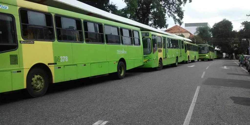 A Superintendência de Transporte e Trânsito (STRANS) anunciou a fusão das linhas 004 – IAPC e 516 – Lourival Parente/Morada Nova – Shopping; a linha IAPC deixa de existir e a linha do Lourival Parente vai sofrer mudança na rota para contemplar os bairros; diretor de transporte público da Strans, Francisco Nogueira, informou que a mudança foi baseada a partir de estudos e observações da situação das linhas; “A gente verificou que o roteiro do IAPC precisava de adequação. Tinha demanda menor que oferta. Mais ônibus que gente. A 516, que passava no mesmo trajeto, tinha mais gente do que ônibus. Como era mesma empresa, a gente fez análise, colocou gente, pesquisou onde sobe e desce os passageiros e chegamos a conclusão que a fusão dessas linhas iria beneficiar todos”, disse
