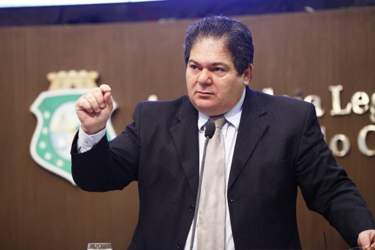 O deputado Osmar Baquit (PSD) informou, hoje (13), que vai deixar o Partido Social Democrata "logo que for aberta a janela de transferências, no período pré-eleitoral". Segundo o deputado, ele não estaria mais "em sintonia com a direção da agremiação". A decisão está ligada ao movimento que destituiu o deputado Leonardo Araújo(PMDB) da liderança do bloco PMDB-PSD-PMB e elegeu a deputada Dra. Silvana (PMDB), na última sexta-feira. O PSD no Ceará é presidido pelo deputado estadual do PSD, Domingos Neto, filho do conselheiro do Tribunal de Contas do Município (TCM), Domingos Filho e envolve também a polêmica da extinção do TCM