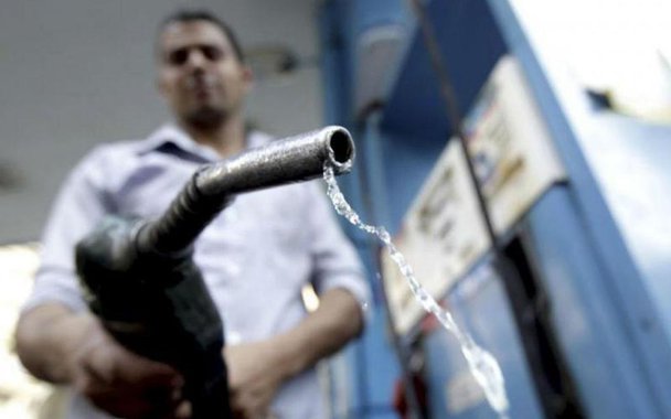 Vários postos de combustíveis de Teresina amanheceram com o preço da gasolina mais caro, em média, R$ 0,45 por litro; eles alegaram a alta de PIS e Cofins nos combustíveis anunciada pelo governo Temer; a gasolina comum, que era vendida a 3,29 a R$ 3,39 passou a custar de R$ 3,70 a R$ 3,90