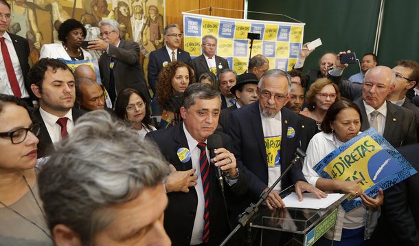 Mais de 55 entidades da sociedade civil, junto com parlamentares de diversos partidos, lançaram no Congresso Nacional nesta quarta-feira 7 a Frente Suprapartidária Nacional pelas Diretas Já; "Essa frente não tem patrão, não tem dono. Não pertence a partido A ou B, pertence à sociedade, ao povo", discursou o deputado José Guimarães (PT-CE), líder da Minoria; "O Congresso escolheria alguém não pensando no que é melhor para o povo, mas que daria continuidade a reformas impopulares", lembrou Alessandro Molon (Rede-RJ)
