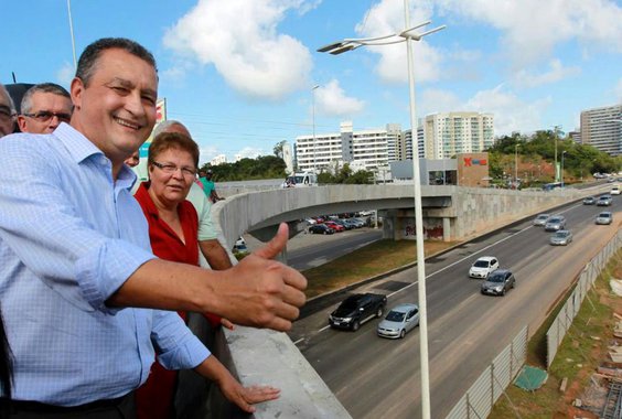 Motoristas e passageiros que utilizam o transporte público de Salvador passaram a contar com mais conforto e segurança ao trafegarem pela Avenida Paralela, com mais um viaduto das obras complementares do metrô entregue pelo governador Rui Costa nesta terça-feira; o elevado, localizado na altura do Alphaville, vai garantir acesso mais rápido a outros pontos da cidade, incluindo os bairros do Trobogy, Nova Brasília e Cajazeiras; Rui comemorou o avanço da mobilidade urbana na cidade; "Com todos esses avanços aqui na capital, logo estaremos disputando a liderança com outras capitais do país, no quesito mobilidade"