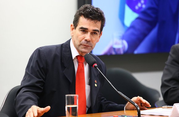 O deputado federal Padre João (PT-MG) defendeu a urgência na aprovação da abertura do processo de investigação contra Michel Temer, o primeiro presidente da história do País a ser denunciado por corrupção. De acordo com o parlamentar, a Câmara não pode seguir exemplos do STF, “que libera bandidos, como foi o caso do senador tucano Aécio (Neves)”, que não foi preso; “É um escândalo essa seletividade, essa parcialidade de setores do Ministério Público e setores da Polícia Federal”, disse