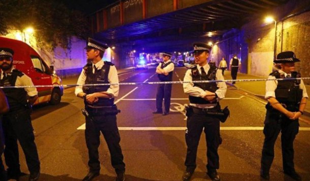 Uma pessoa foi presa após um veículo atropelar pedestres próximos a uma mesquita no Finsbury Park, em Londres, na noite deste domingo; segundo o jornal "Daily Mail", ao menos dez pessoas foram atropeladas; ainda não é possível determinar as circunstâncias do fato, que acontece semanas após três apoiadores do Estado Islâmico jogarem uma van contra pedestres na London Bridge antes de atacar o Borough Market com facas