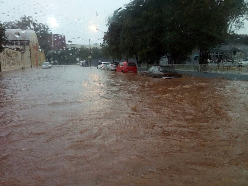 Sobe para 12 o número de cidades em situação de emergência no Rio Grande do Sul; até a manhã desta segunda-feira, dez municípios haviam decretado situação de emergência por causa das fortes chuvas que afetam o estado desde a semana passada; os municípios em situação de emergência são: Campo Novo, Três Passos, Coronel Bicaco, Tiradentes do Sul, Tenente Portela, Santos Augusto, Panambi, Sertão, São Jerônimo, Cristal, Boqueirão do Leão e Dom Pedrito. As duas últimas cidades foram incluídas nesta tarde na lista