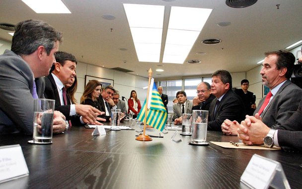 O governador Wellington Dias assinou um contrato de empréstimo com a Caixa Econômica Federal no valor de R$ 600 milhões, por meio do Programa de Financiamento à Infraestrutura e ao Saneamento (Finisa), em Brasília; os recursos serão utilizados para obras de infraestrutura, implantação e recuperação e rodovias, melhorias da mobilidade urbana, saneamento básico, infraestrutura e equipamentos para a Educação; a aprovação deste contrato de empréstimo vinha sendo bastante aguardado