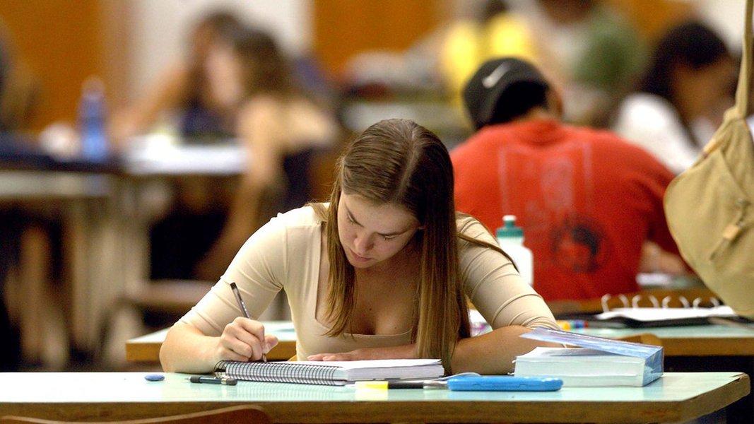 O Diário Oficial do Estado publicou lei que define as bases do Programa Goiás Sem Fronteiras (PGSF). De acordo com o governo, o projeto tem como objetivo proporcionar educação, capacitação científica, tecnológica, profissional e de inovação, por meio da concessão de bolsas de estudo e intercâmbio internacional para os estudantes de Goiás; a meta do Estado é investir R$ 8 milhões anuais na concessão de até 450 bolsas de estudo. Conforme definido em lei, o Goiás Sem Fronteiras vai ofertar bolsas mensais de R$ 4,5 mil, R$ 15 mil e R$ 25 mil (convertidos na moeda do país de destino)