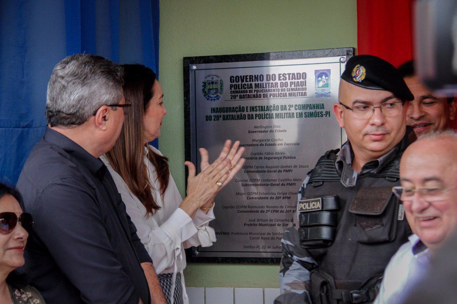 A governadora em exercício Margarete Coelho esteve, no município de Simões, sudeste do Estado; na cidade, deu por entregue uma unidade de policiamento, duas intervenções de pavimentação e participou da entrega de ginásio poliesportivo; em uma parceria entre o governo estadual e a prefeitura local o executivo inaugurou nova sede da 2ª CIA de Polícia do 20º Batalhão de Policiamento do Semiárido; a unidade, denominada de Cabo Diniz Artur de Carvalho, homenageia um policial militar morto em combate a bandidos na região; para a construção da estrutura foram investidos R$ 39 mil oriundos do Tesouro Estadual e aplicados através da Secretaria de Segurança Pública 
