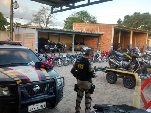Dados da Polícia Rodoviária Federal (PRF) apontam que o número de acidentes e de mortos nas rodovias federais que cortam Alagoas caiu pela metade; houve redução de 40% no atendimento a sinistros graves e 29% no número de feridos; comparando-se ao mesmo período de 2016, a PRF conseguiu reduzir todos os índices relacionados a acidentes de trânsito