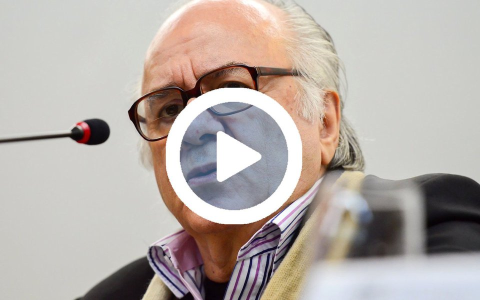 A afirmação é do sociólogo português Boaventura de Sousa Santos, que esteve em Porto Alegre; o que está acontecendo no Brasil, a partir do golpe parlamentar contra Dilma Rousseff é o caso paradigmático de uma intervenção externa, motivada principalmente pelo fato de que o país era uma das forças importantes dos Brics, em aliança com China e Rússia, que tentavam construir uma articulação alternativa ao capitalismo global sob dominação dos Estados Unidos, avalia; "Será preciso defender a democracia no Brasil, mas, devido ao comportamento das instituições, será preciso defendê-la nas ruas"