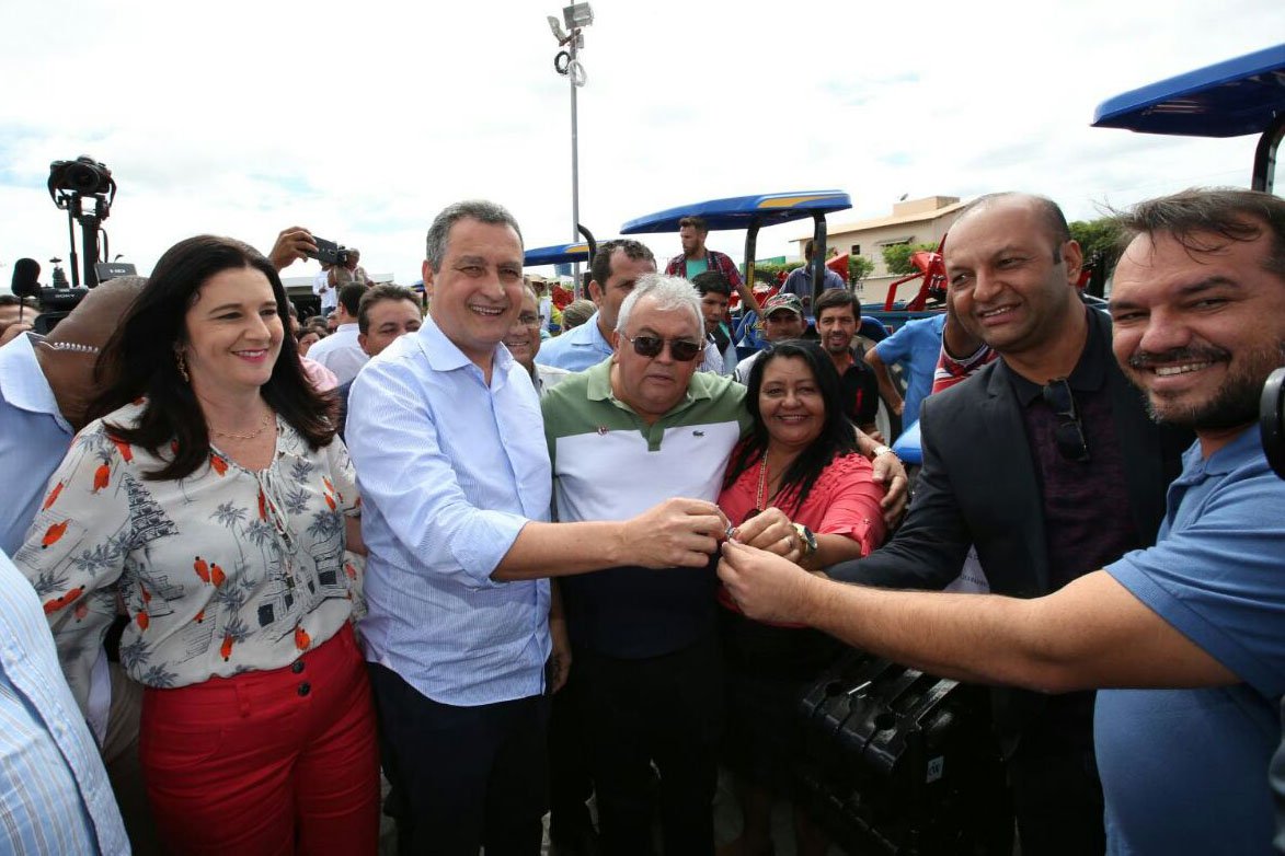 Em agenda oficial no município de Santaluz, no nordeste baiano, nesta segunda-feira, o governador Rui Costa (PT) celebrou sua viagem de número 300 pelo interior da Bahia, e disse que o trabalho pavimenta o caminho para sua releição naturalmente; eia do trabalho que buscamos desenvolver", disse Rui em coletiva; "Hoje, nesta viagem de número 300, eu confesso que o coração está batendo mais forte. É uma emoção especial e espero, se assim Deus me permitir, poder chegar à viagem de número mil. Acho que nesse ritmo, chegaremos lá", afirmou o governador sobre a maratona de entrega de obras pelo interior da Bahia