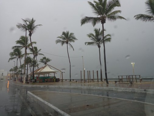 A massa de ar frio vinda do Sul que vem avançando pelo país pode provocar queda nas temperaturas de algumas regiões, sobretudo no Centro-Oeste e Sudeste; o Nordeste também poderá sentir os efeitos, no entanto, com menos intensidade e de forma mais rápida; na Bahia, algumas cidades da Chapada Diamantina e nas regiões Oeste e Sudoeste sentem o frio com mais intensidade; algumas cidades chegaram a registrar temperaturas inferiores a 10ºC; na capital, Salvador, as temperaturas mínimas devem chegar a 20ºC durante a semana. As máximas ficarão entre 27ºC e 28ºC, a partir desta terça-feira