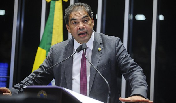 Após a reforma trabalhista ser derrotada por 10 votos a 9 na Comissão de Assuntos Sociais (CAS) do Senado, pelo menos um dos senadores aliados que votaram contra o relatório de Ricardo Ferraço (PSDB-ES) foi retaliado; o senador Hélio José (PMDB-DF), que chamou o governo Michel Temer de "corrupto" e acusou o Palácio do Planalto de fazer um "balcão de negócios" em uma "retaliação terrível", criticou a demissão de dois de seus indicados no DOU (Diário Oficial da União)