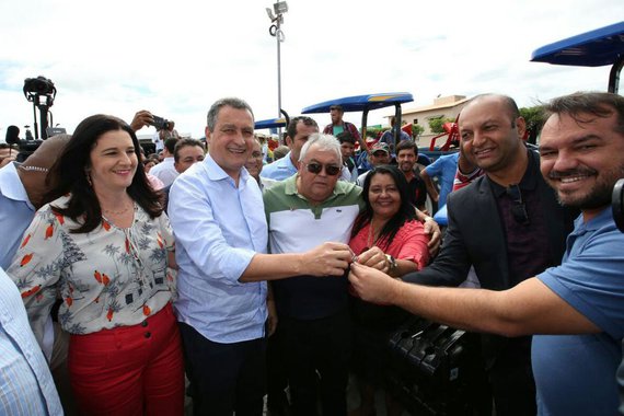 Em agenda oficial no município de Santaluz, no nordeste baiano, nesta segunda-feira, o governador Rui Costa (PT) celebrou sua viagem de número 300 pelo interior da Bahia, e disse que o trabalho pavimenta o caminho para sua releição naturalmente; eia do trabalho que buscamos desenvolver", disse Rui em coletiva; "Hoje, nesta viagem de número 300, eu confesso que o coração está batendo mais forte. É uma emoção especial e espero, se assim Deus me permitir, poder chegar à viagem de número mil. Acho que nesse ritmo, chegaremos lá", afirmou o governador sobre a maratona de entrega de obras pelo interior da Bahia