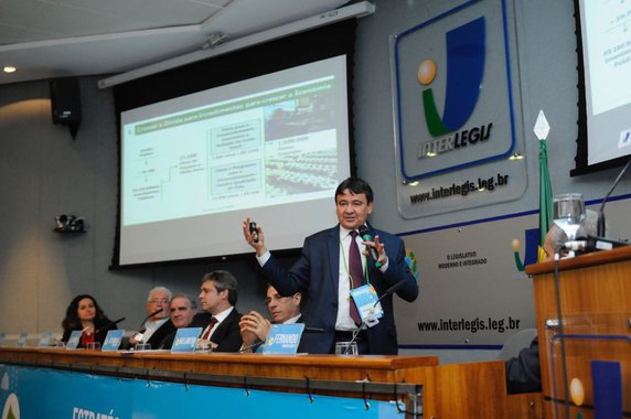 Durante evento em Brasília, o governador Wellington Dias afirmou que a saída da crise deve ser norteada por crescimento econômico, geração de empregos e proteção às camadas mais pobres, principalmente, por meio do controle de gastos e do combate à sonegação fiscal; “É necessário que a União tome a decisão de se fazer andar um conjunto de obras e ações (são 25 mil em todo o país) que vão desde a construção de uma unidade básica de saúde a um sistema de água. Em outros lugares, obras mais estruturantes como a Ferrovia Transnordestina e rodovias, como a BR’s-235. Isso garantiria a criação de 1 milhão e 100 mil empregos no Brasil, sendo cerca de 70 mil apenas no Piauí, o que gera mais consumo e uma condição de aceleração do crescimento”