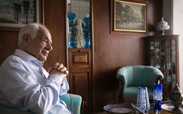 Em meio a tanta perda de credibilidade na política, alguns nomes começam a ser ventilados para a disputa presidencial, como o deputado federal Jair Bolsonarto (PSC-RJ) e o prefeito de São Paulo, João Doria (PSDB); questionado sobre o que acha dessas figuras que se vendem como anti-políticos, o ex-governador do Rio Grande do Sul Pedro Simon (PMDB) diz que o tucano "pode vir com uma badalação e pode crescer. O perigo dessa situação são os salvadores da pátria. Eu tenho medo. Se hoje você perguntar que nome está aí, não tem ninguém. Um nome que o povo olha… Está tudo igual"; Bolsonaro, o peemedebista reforça que ele "defende os militares na base da ditadura, agora que tem esse grupo atrás dele, ele está mudando. Já está vendendo uma imagem diferente. É um perigo"