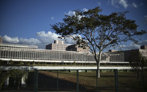 Uma comissão foi criada para analisar o possível cancelamento do contrato firmado com o consórcio formado pelas construtoras Via Engenharia e Odebrecht, que construiu o Centro Administrativo do Distrito Federal, em Taguatinga; o grupo, formado por três servidores, terá como objetivo avaliar se houve fraudes na licitação do contrato para a construção, operação e manutenção do complexo; em delação premiada, o ex-executivo da Odebrecht João Antônio Pacífico Ferreira afirmou que as negociações para a construção do Centro Administrativo, entre 2007 e 2014, foram marcadas por "acordos de mercado" na fase de licitação e repasses ao caixa dois de campanhas eleitorais