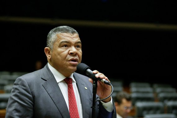 O deputado federal Valmir Assunção (PT) está "indignado" com os assassinatos de duas lideranças quilombolas na Bahia em menos de uma semana. Ele lamenta os crimes e cobra punição aos responsáveis; "Não podemos aceitar uma situação dessa, os trabalhadores rurais estão morrendo por lutar por terra, um direito seu. A violência no campo já vitimou mais de 50 somente no ano passado. No relatório sobre os conflitos no campo de 2016, divulgado este ano pela CPT [Comissão Pastoral da Terra], 19 territórios quilombolas na Bahia foram identificados como sendo de disputa de terras", diz Valmir