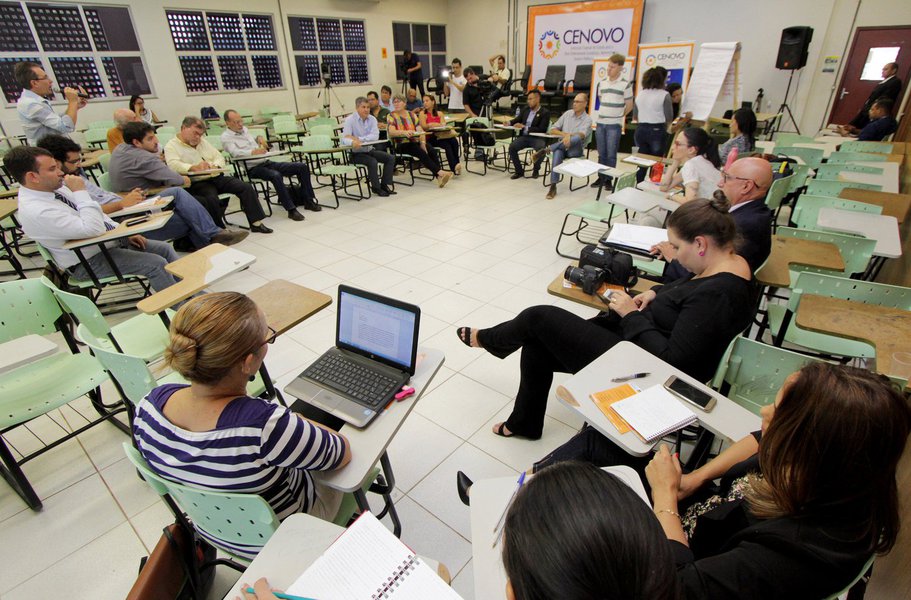 A Comissão Especial de Estudos para o Novo Ordenamento Econômico, Administrativo, Social e Político do Tocantins (Cenovo) da Assembleia Legislativa chega, na próxima semana, à região do Bico do Papagaio. Os debates acontecem na quinta-feira, dia 29, em Araguaína, no campus Cimba da Universidade Federal do Tocantins (UFT) e na sexta-feira, dia 30, em Augustinópolis, no campus da Universidade do Tocantins (Unitins), localizado no Colégio La Salle. As atividades vão encerrar a primeira etapa de discussões da Cenovo.