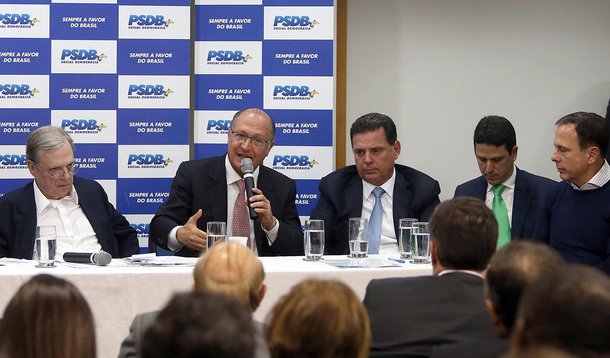 Por uma iniciativa liderada pelo governador de São Paulo, Geraldo Alckmin, direção nacional do PSDB decidiu nessa segunda-feira, 12, antecipar para este ano as eleições internas do partido, desde os diretórios municipais, estaduais até a executiva nacional; medida é encarada dentro do partido como uma solução para oficializar a saída do senador afastado Aécio Neves da presidência do PSDB; eleições internas da sigla estavam previstas para o primeiro semestre de 2018