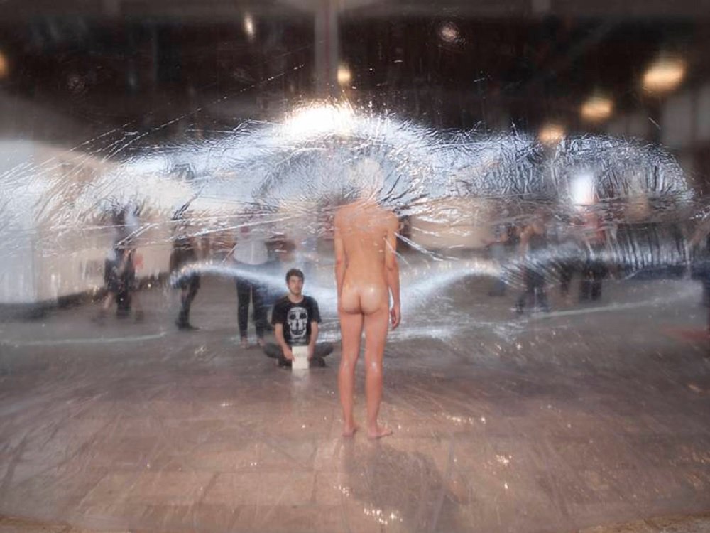 Um artista paranaense foi detido em Brasília (DF) durante sua apresentação teatral por "ato obsceno"; Maikon Kempinski atuava em sua performance "DNA de DAN" – que faz parte do Palco Giratório, uma mostra teatral do Sesc – no sábado (15), em frente ao Museu Nacional da República, quando a apresentação foi interrompida pela Polícia Militar, e ele, que fica nu ao longo da performance, detido e levado de camburão para uma delegacia; na 5ª Delegacia de Polícia (Asa Sul), Maikon precisou assinar um termo circunstanciado de ato obsceno e foi liberado em seguida; no relato em que detalha a abordagem, o artista informa ainda que foi agredido pelos policiais